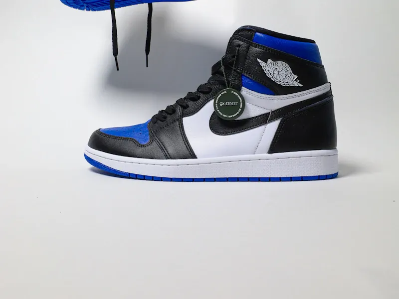Jordan 1 negra y azul sobre fondo claro
