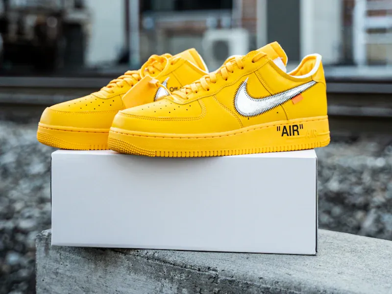 Zapatillas amarillas sobre su caja